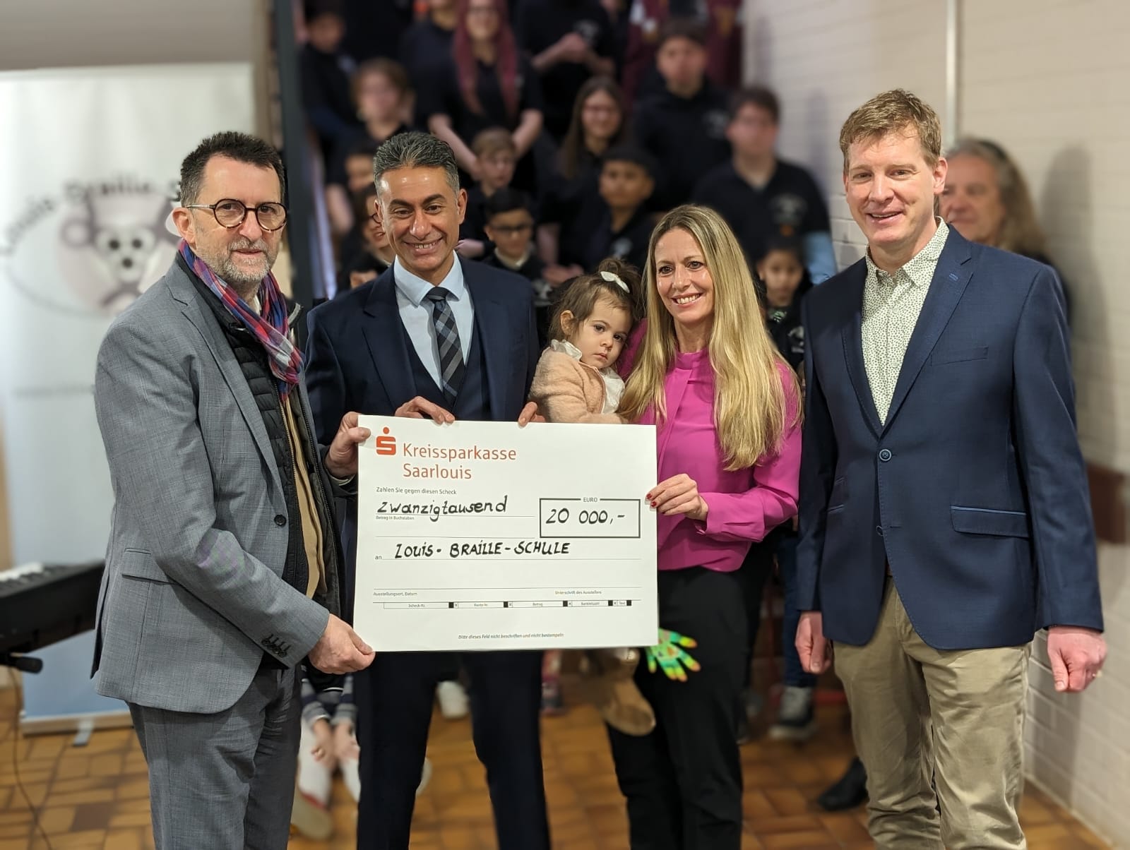 Gruppenfoto%20Spenden%C3%BCbergabe%20Scheck%2020.000%20Euro Gruppenfoto%20Spenden%C3%BCbergabe%20Scheck%2020.000%20Euro